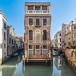 The Venice Red Door Apartment